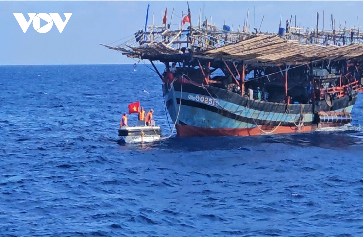 Tàu Kiểm ngư cứu kéo tàu cá cùng 36 ngư dân gặp nạn trên biển đặc khu Trường Sa