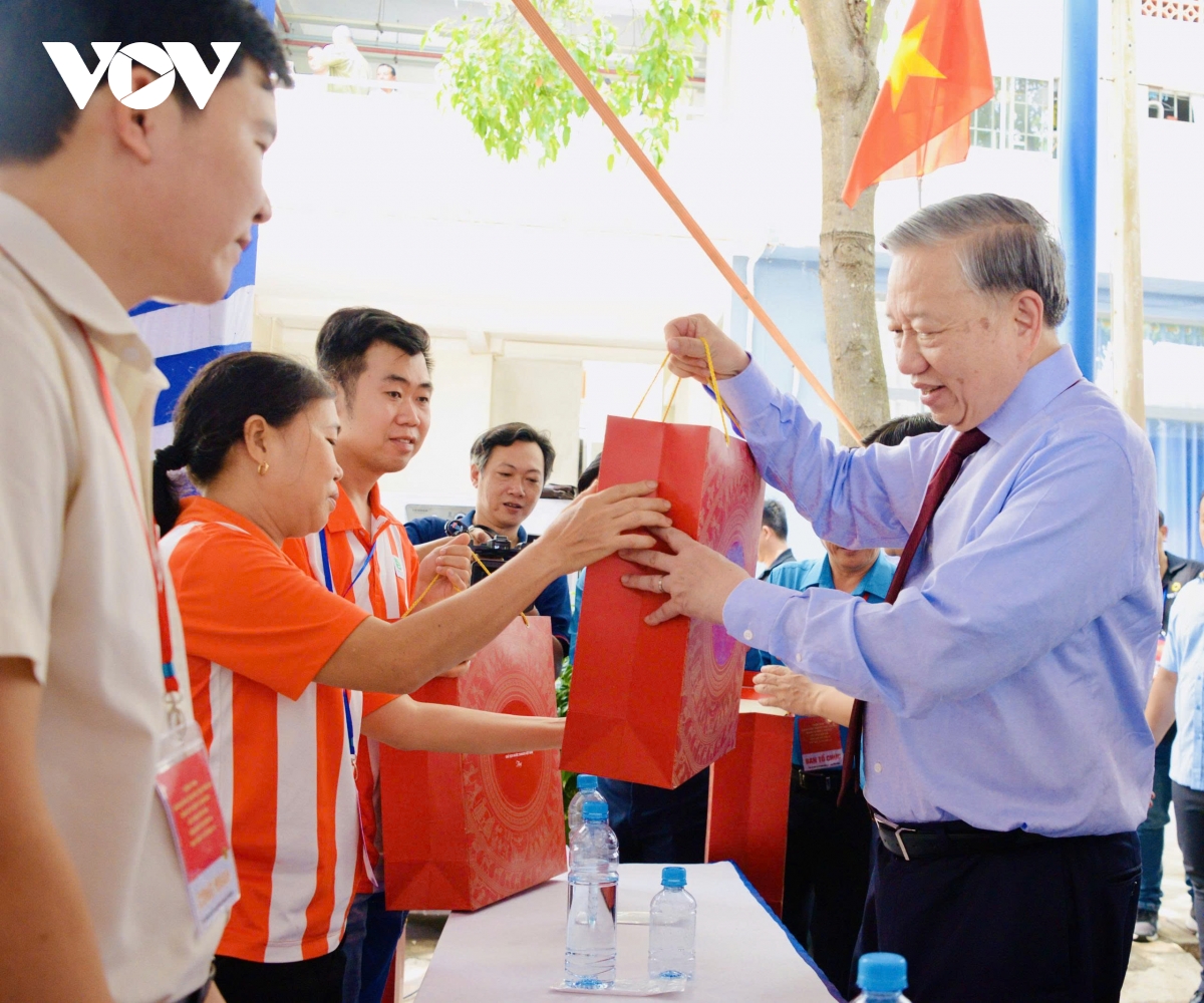 Tổng Bí thư, Chủ tịch nước lắng nghe tâm tư, nguyện vọng của công nhân lao động