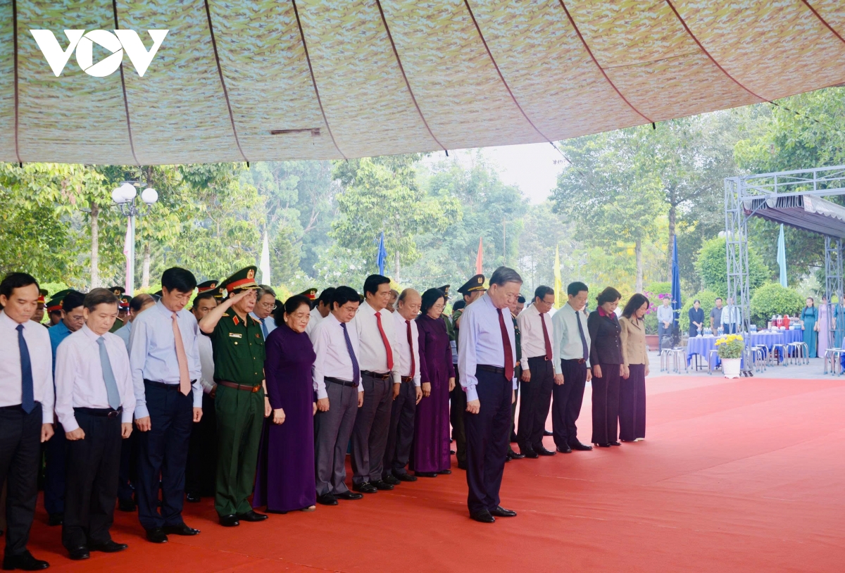 tong bi thu, chu tich nuoc to lam dang huong tai nghia trang liet si o tay ninh hinh anh 1