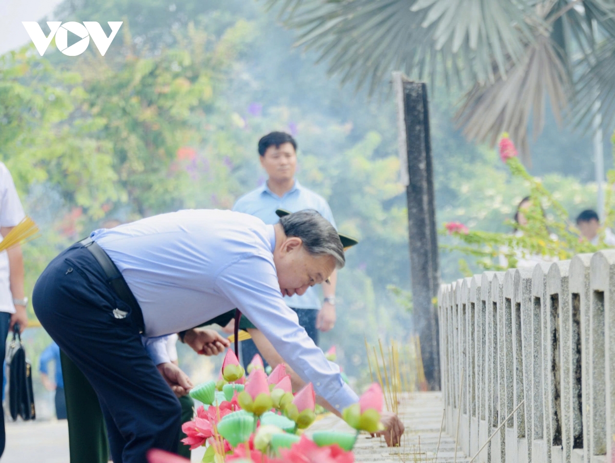 tong bi thu, chu tich nuoc to lam dang huong tai nghia trang liet si o tay ninh hinh anh 3