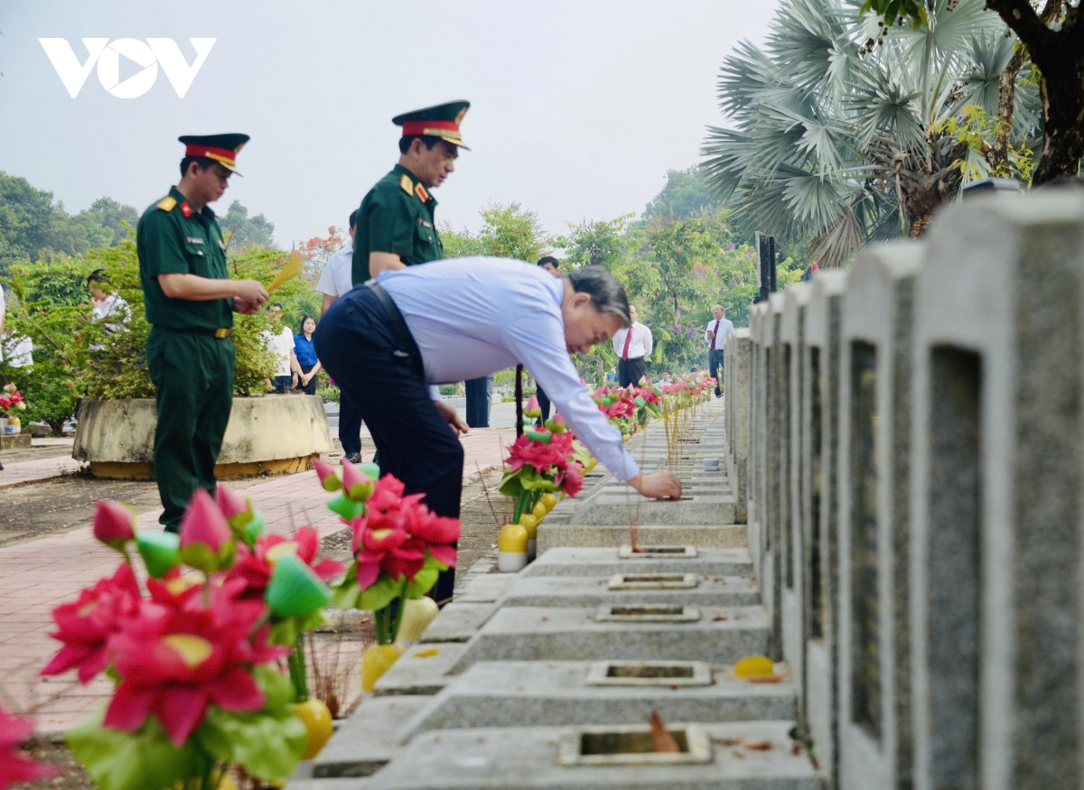 tong bi thu, chu tich nuoc to lam dang huong tai nghia trang liet si o tay ninh hinh anh 2