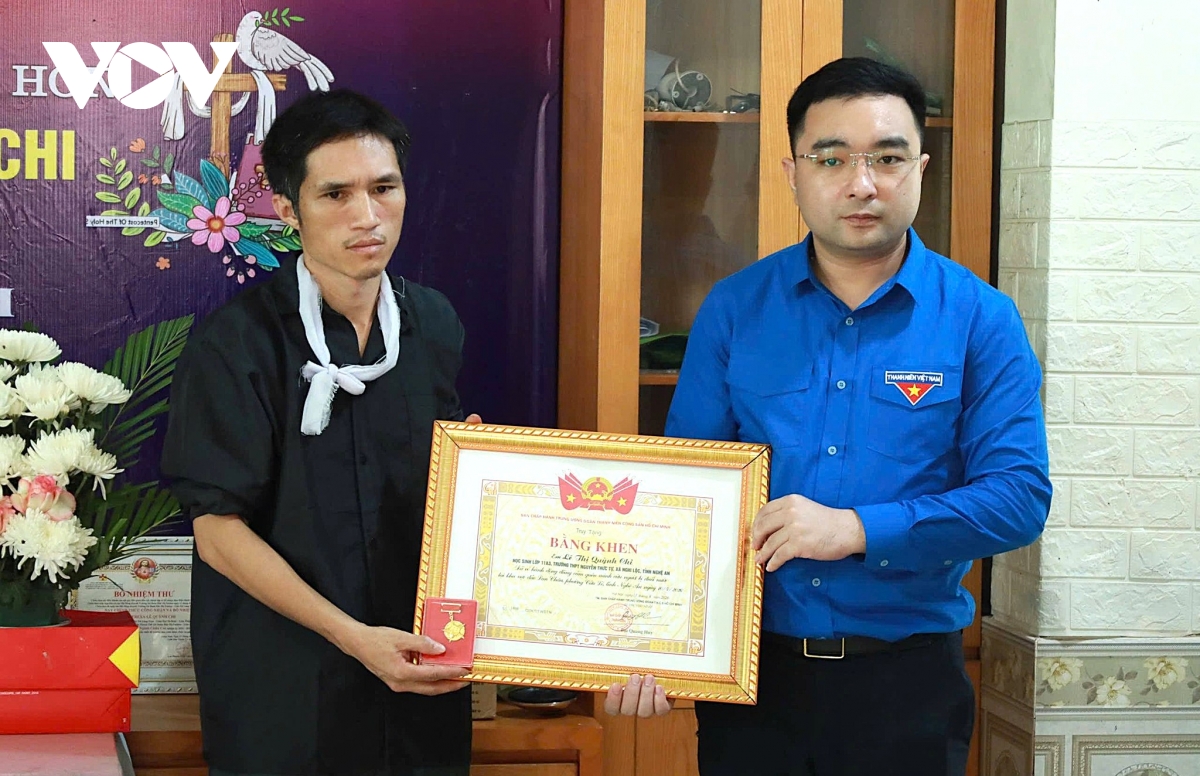 trao, truy tang huy hieu tuoi tre dung cam cho 2 hoc sinh cuu nguoi tai nghe an hinh anh 1