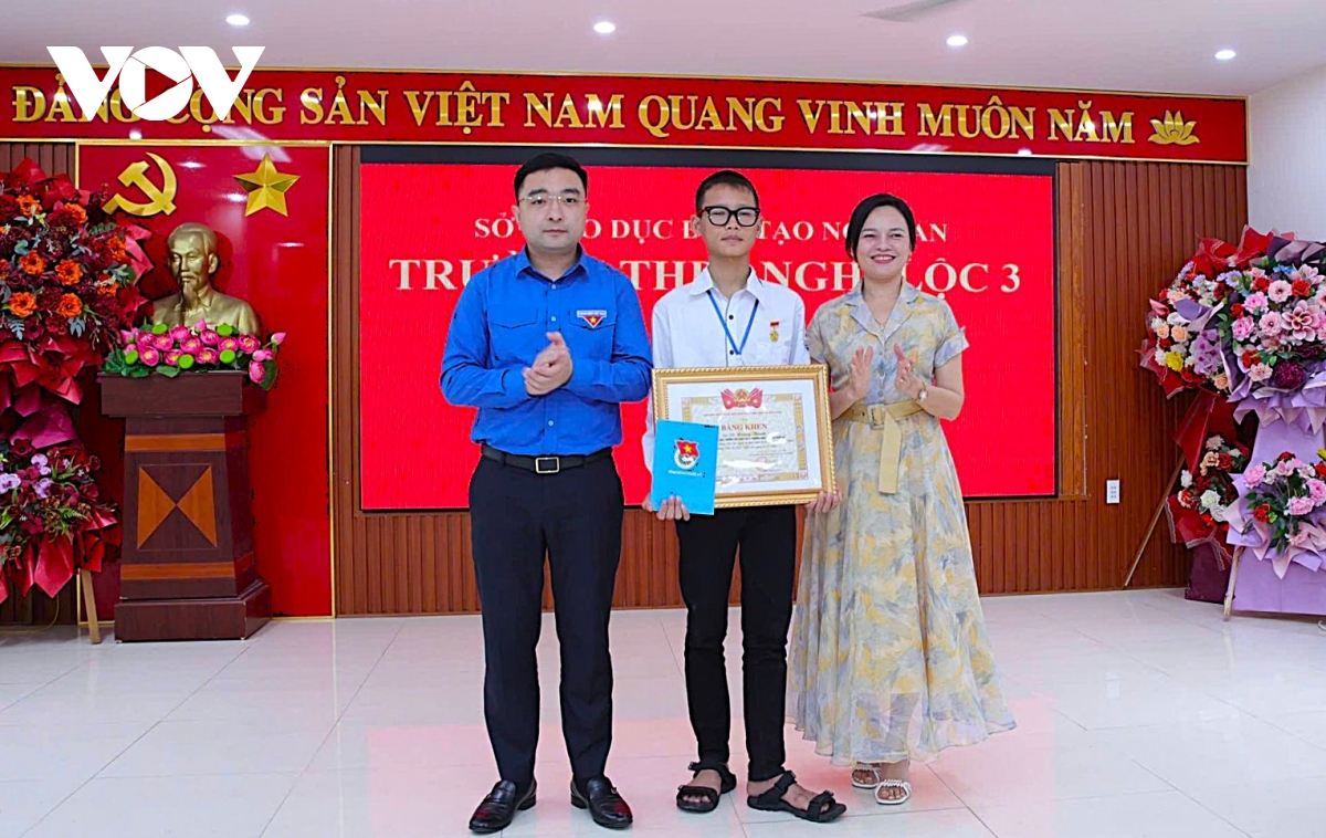 trao, truy tang huy hieu tuoi tre dung cam cho 2 hoc sinh cuu nguoi tai nghe an hinh anh 2
