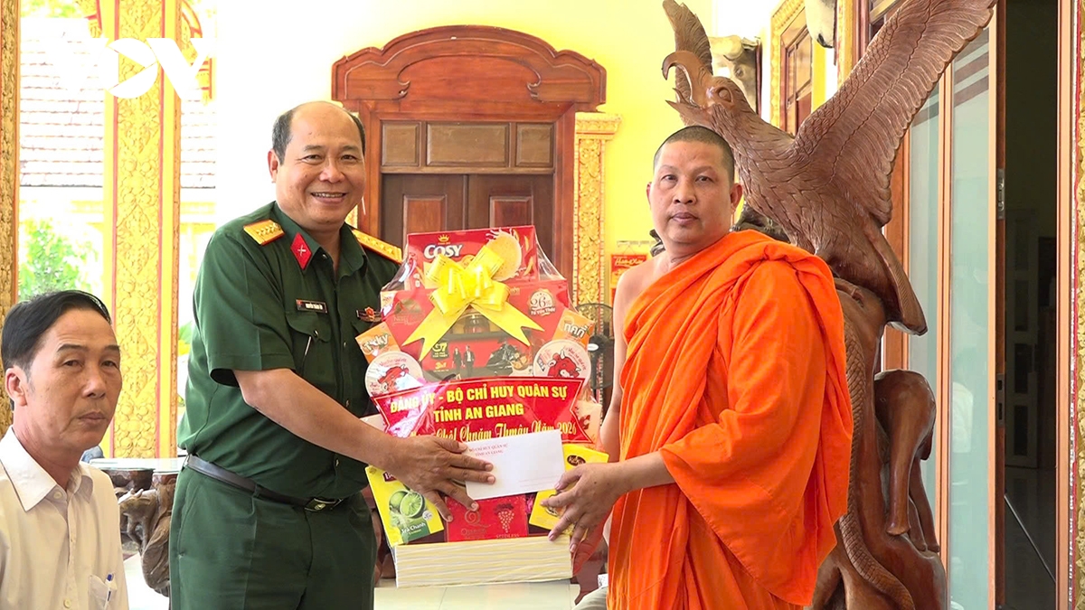 bo chqs an giang chuc tet chol chnam thmay, that chat tinh doan ket quan dan hinh anh 1