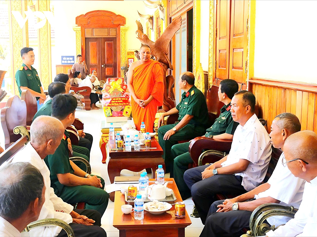 bo chqs an giang chuc tet chol chnam thmay, that chat tinh doan ket quan dan hinh anh 2