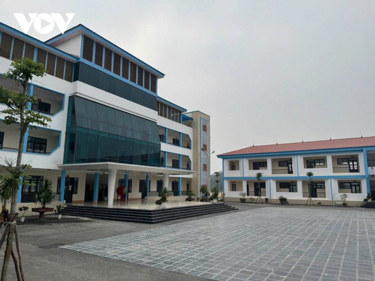 truong moi 65 ty o phu tho chua ban giao da roi vua tran, hoc sinh phai nhap vien hinh anh 1