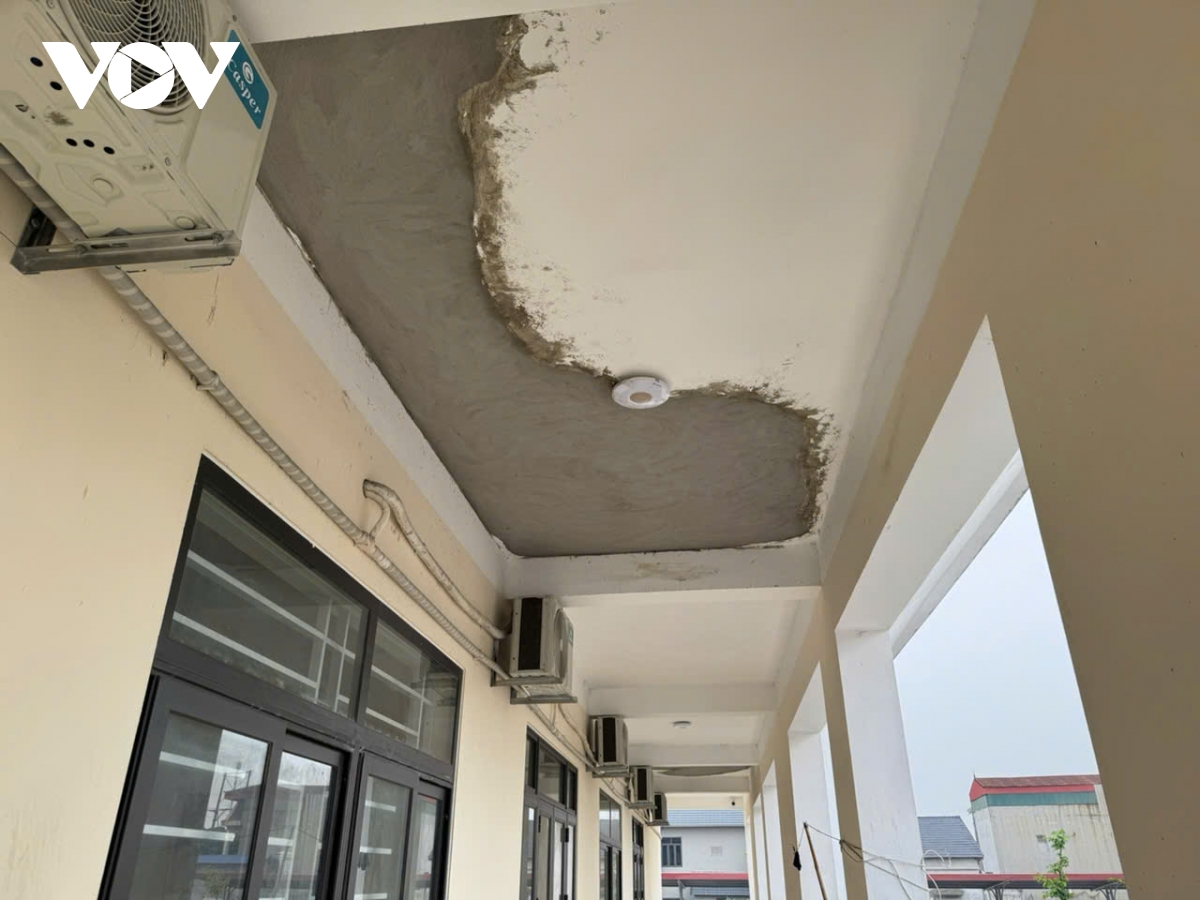 truong moi 65 ty o phu tho chua ban giao da roi vua tran, hoc sinh phai nhap vien hinh anh 13