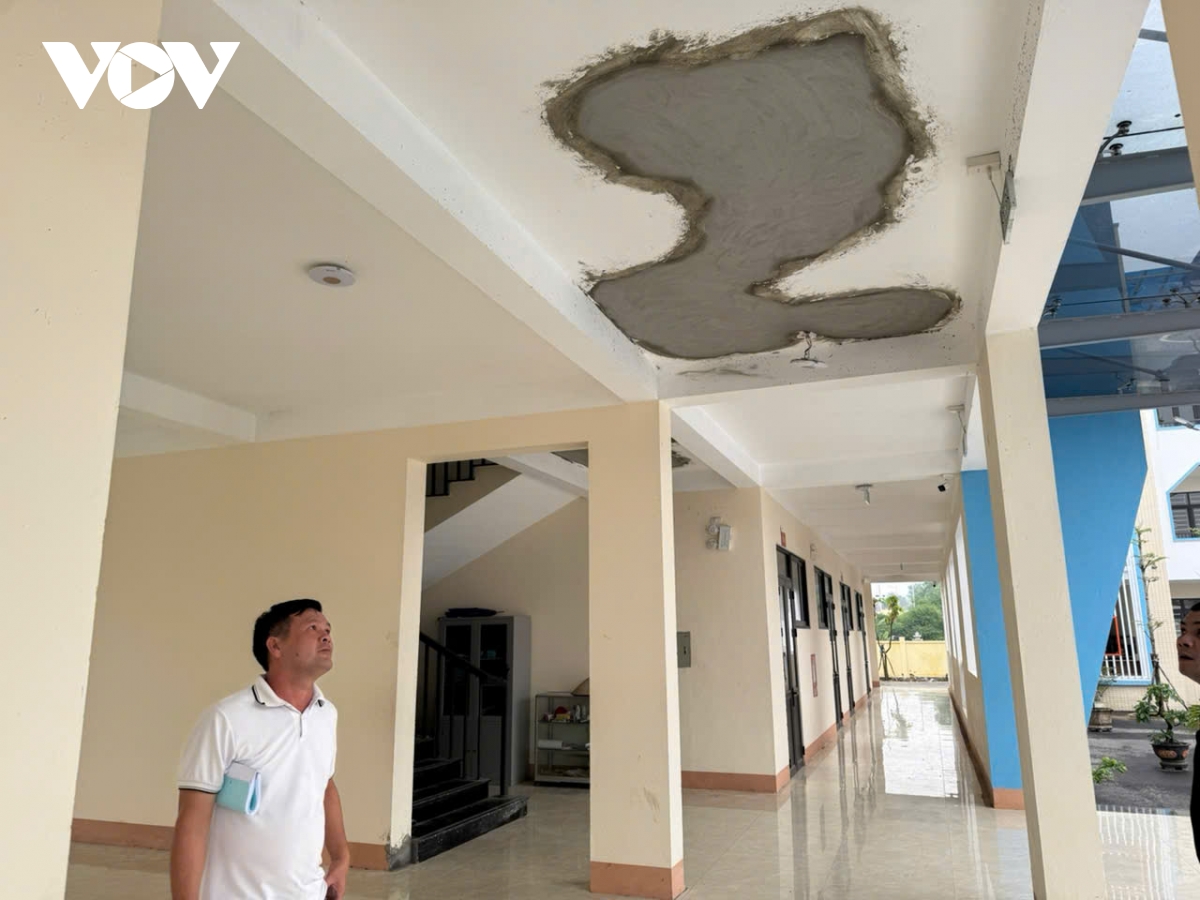 truong moi 65 ty o phu tho chua ban giao da roi vua tran, hoc sinh phai nhap vien hinh anh 2