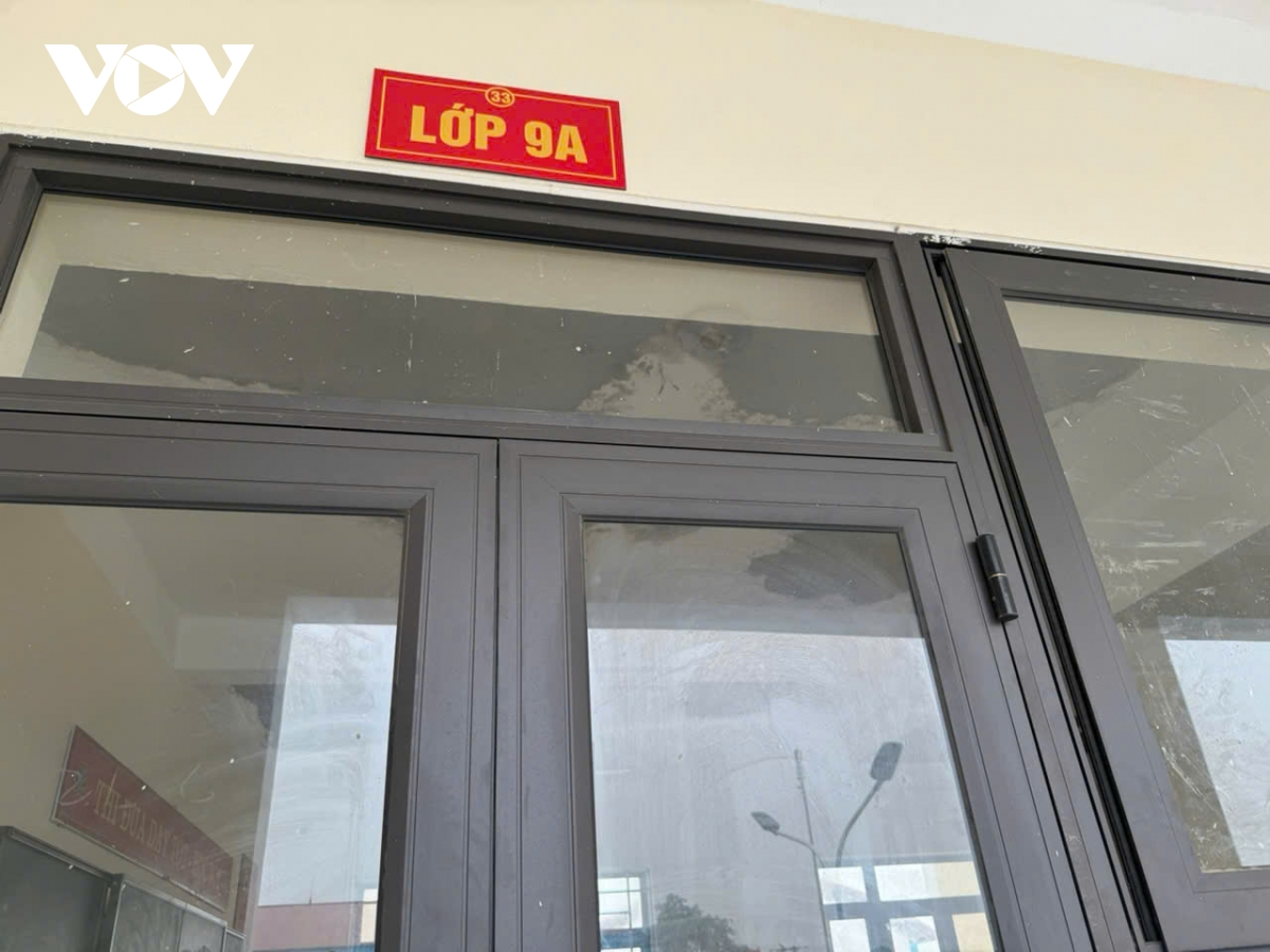 truong moi 65 ty o phu tho chua ban giao da roi vua tran, hoc sinh phai nhap vien hinh anh 12