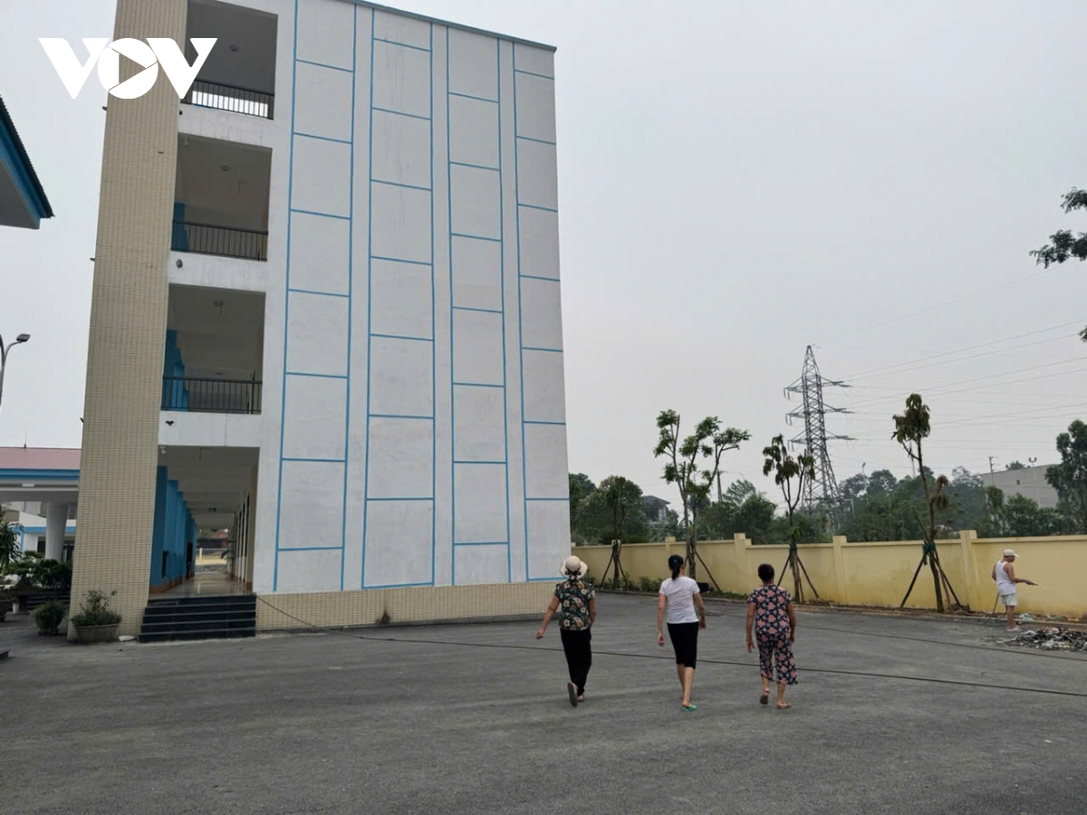 truong moi 65 ty o phu tho chua ban giao da roi vua tran, hoc sinh phai nhap vien hinh anh 17