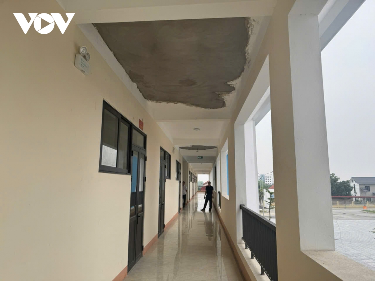 truong moi 65 ty o phu tho chua ban giao da roi vua tran, hoc sinh phai nhap vien hinh anh 11