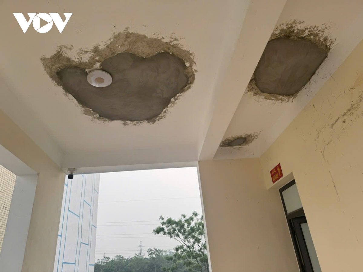 truong moi 65 ty o phu tho chua ban giao da roi vua tran, hoc sinh phai nhap vien hinh anh 3