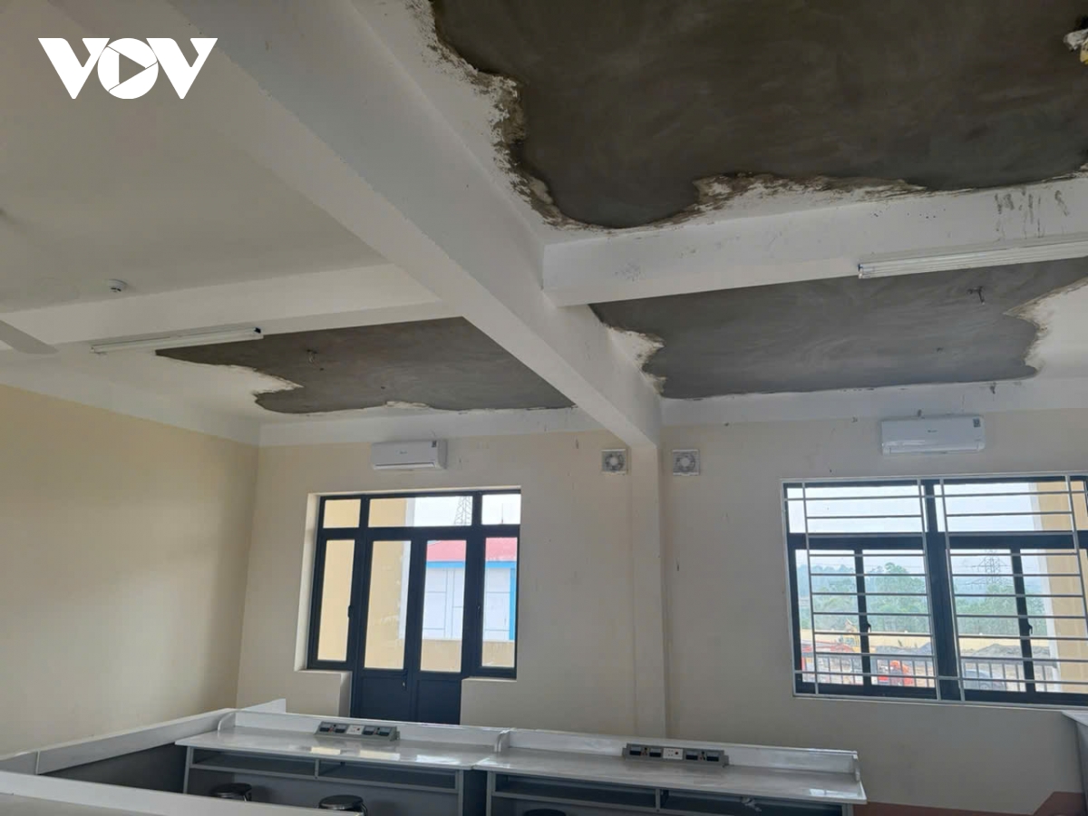 truong moi 65 ty o phu tho chua ban giao da roi vua tran, hoc sinh phai nhap vien hinh anh 9