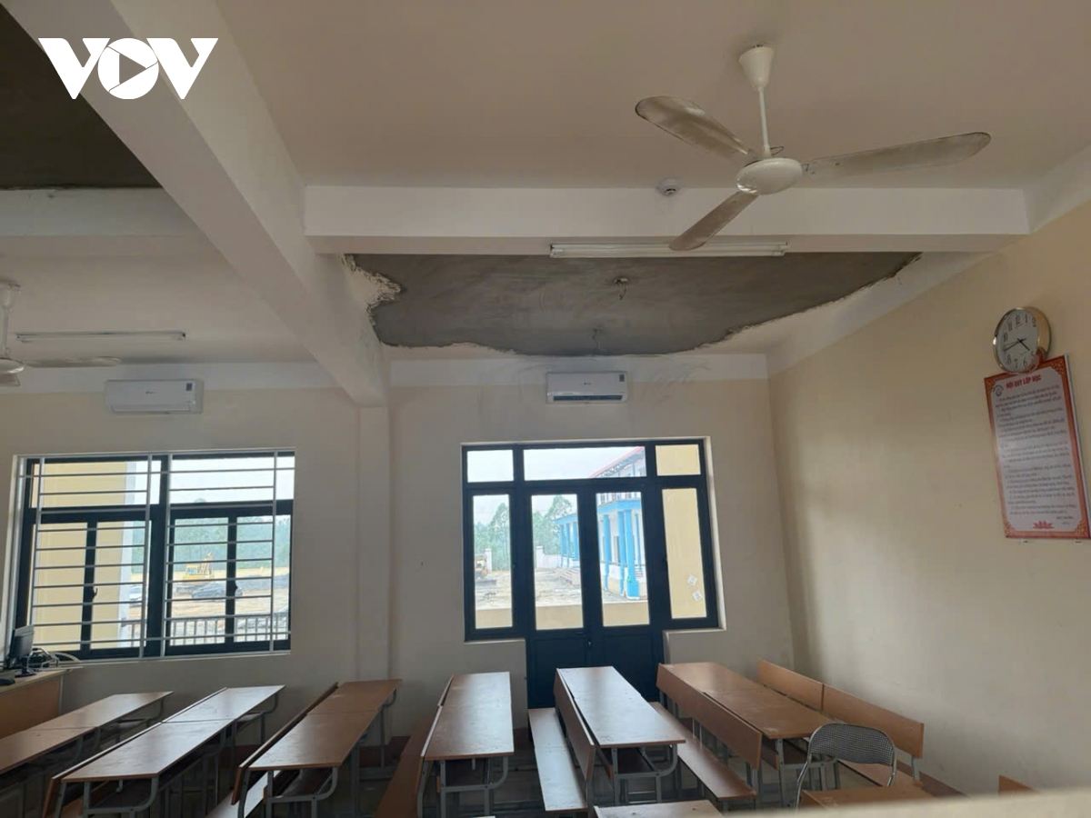 truong moi 65 ty o phu tho chua ban giao da roi vua tran, hoc sinh phai nhap vien hinh anh 5