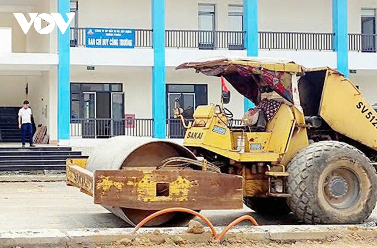 truong moi 65 ty o phu tho chua ban giao da roi vua tran, hoc sinh phai nhap vien hinh anh 6