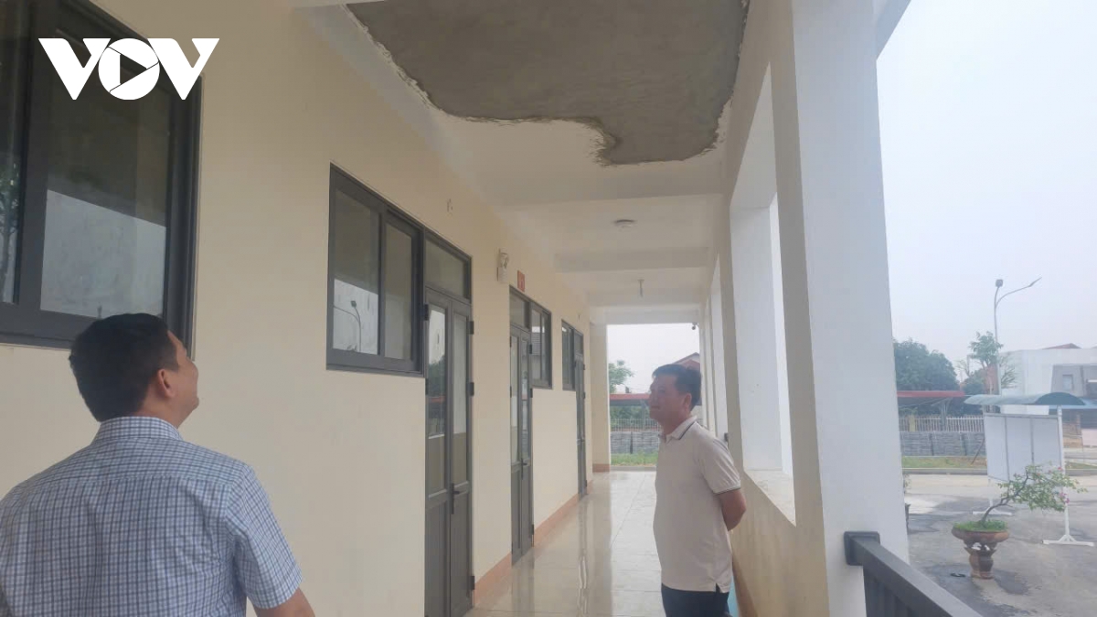 truong moi 65 ty o phu tho chua ban giao da roi vua tran, hoc sinh phai nhap vien hinh anh 7