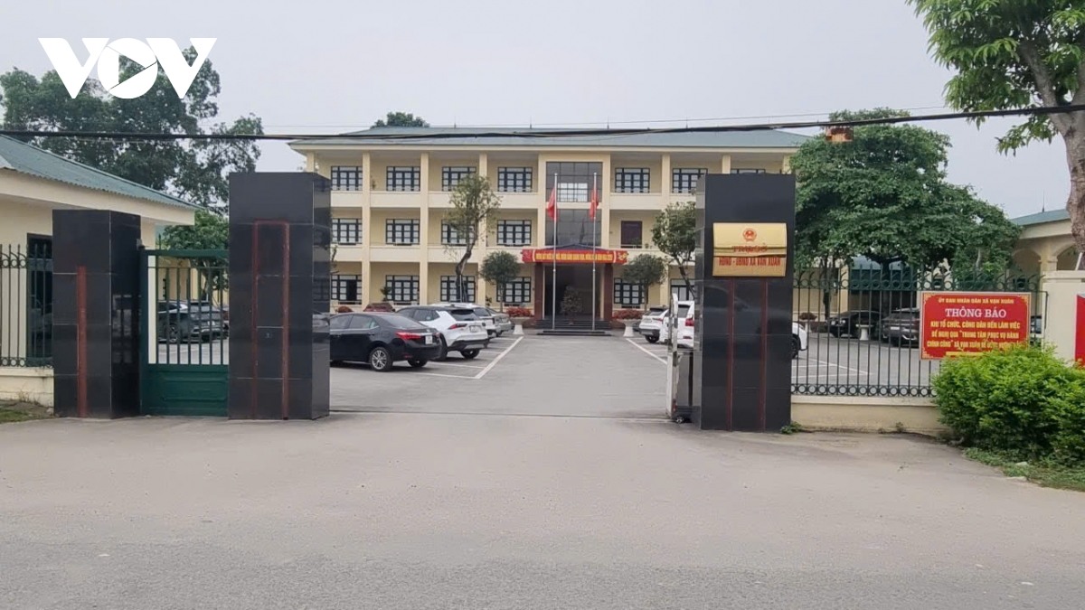 truong moi 65 ty o phu tho chua ban giao da roi vua tran, hoc sinh phai nhap vien hinh anh 4