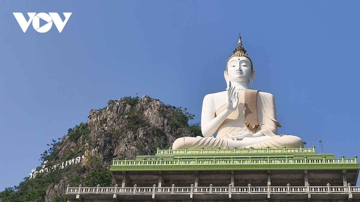 chiem nguong tuong phat khong lo tren nui o chua tham khao laem cua thai lan hinh anh 1