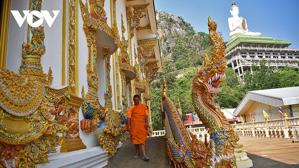 chiem nguong tuong phat khong lo tren nui o chua tham khao laem cua thai lan hinh anh 12