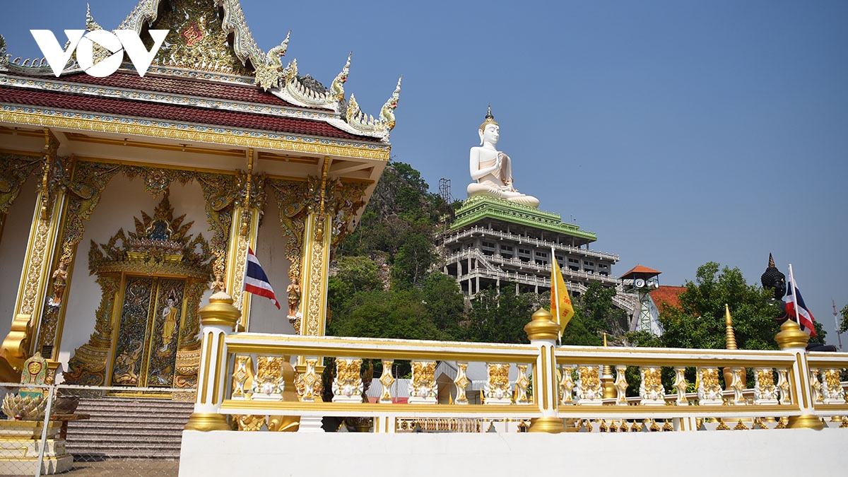 chiem nguong tuong phat khong lo tren nui o chua tham khao laem cua thai lan hinh anh 7