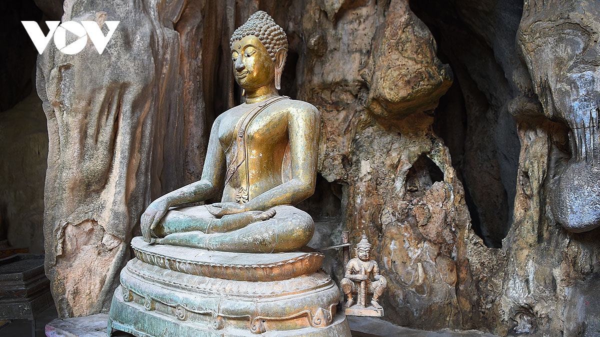 chiem nguong tuong phat khong lo tren nui o chua tham khao laem cua thai lan hinh anh 6