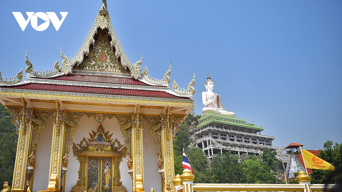 chiem nguong tuong phat khong lo tren nui o chua tham khao laem cua thai lan hinh anh 11