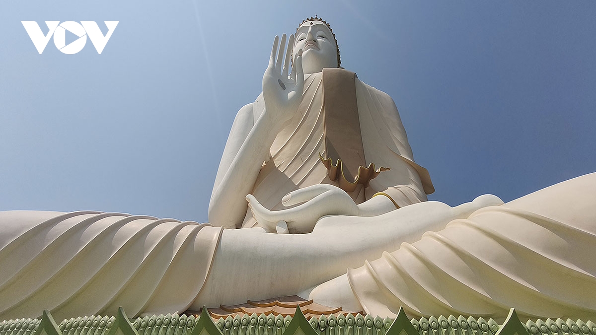 chiem nguong tuong phat khong lo tren nui o chua tham khao laem cua thai lan hinh anh 3