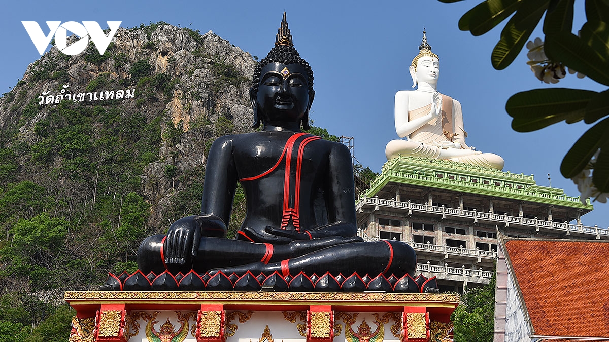 chiem nguong tuong phat khong lo tren nui o chua tham khao laem cua thai lan hinh anh 4