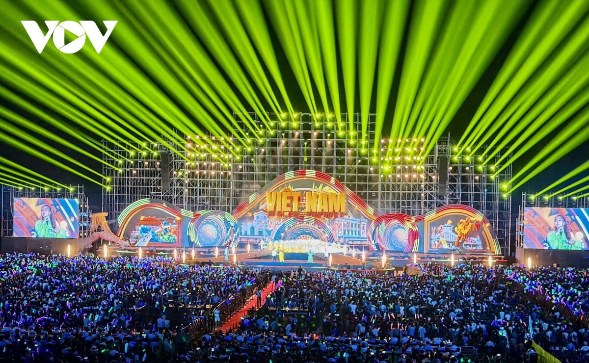 50 nghin khan gia chay het minh trong concert thanh am ky nguyen moi hinh anh 1