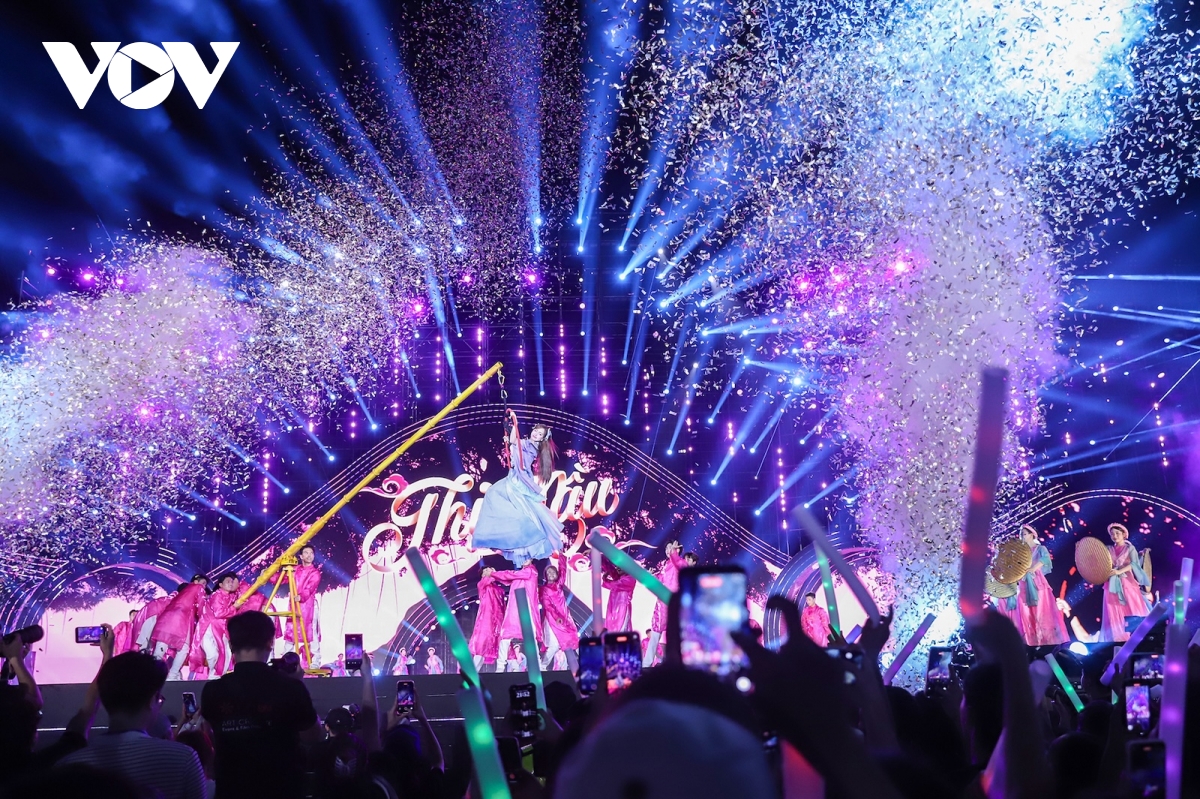 50 nghin khan gia chay het minh trong concert thanh am ky nguyen moi hinh anh 10