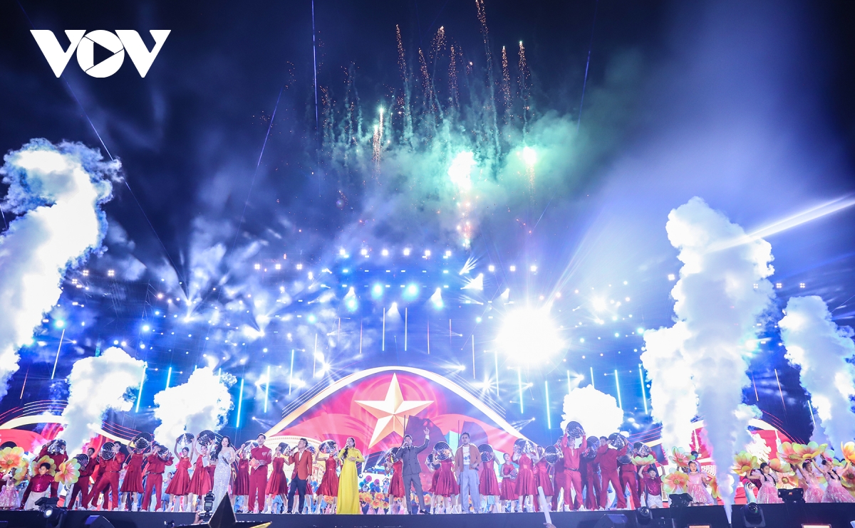 50 nghin khan gia chay het minh trong concert thanh am ky nguyen moi hinh anh 12