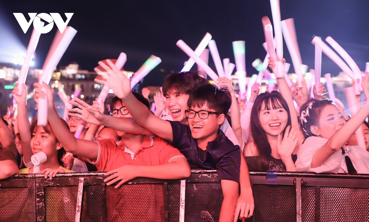 50 nghin khan gia chay het minh trong concert thanh am ky nguyen moi hinh anh 4