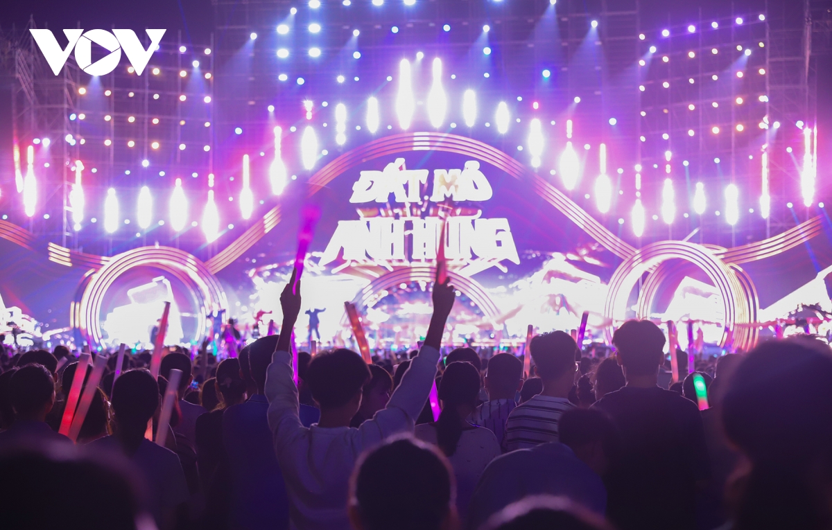 50 nghin khan gia chay het minh trong concert thanh am ky nguyen moi hinh anh 5