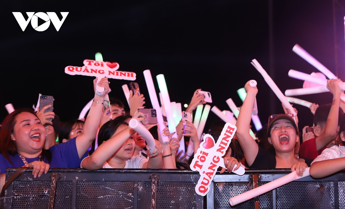 50 nghin khan gia chay het minh trong concert thanh am ky nguyen moi hinh anh 6