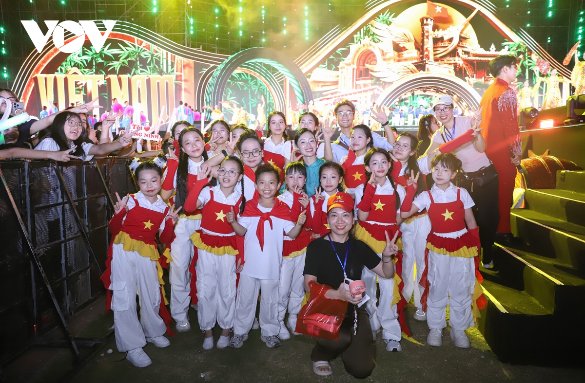 50 nghin khan gia chay het minh trong concert thanh am ky nguyen moi hinh anh 7