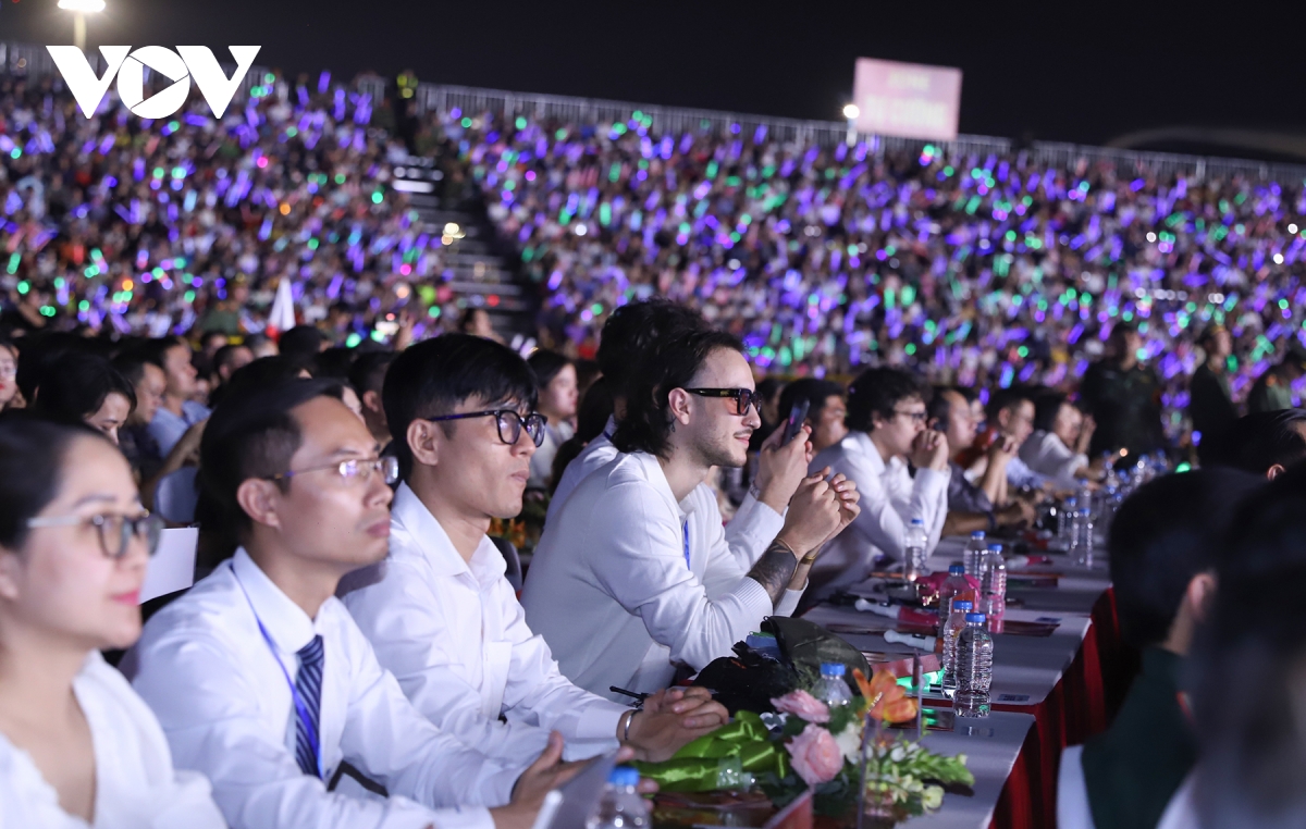 50 nghin khan gia chay het minh trong concert thanh am ky nguyen moi hinh anh 8