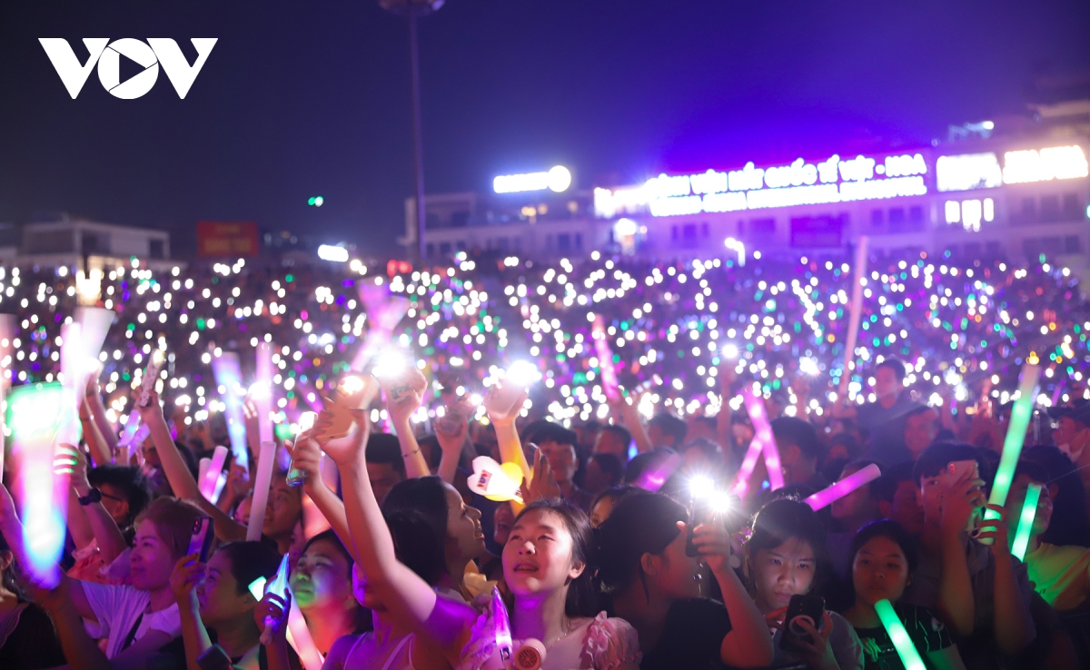 50 nghin khan gia chay het minh trong concert thanh am ky nguyen moi hinh anh 9