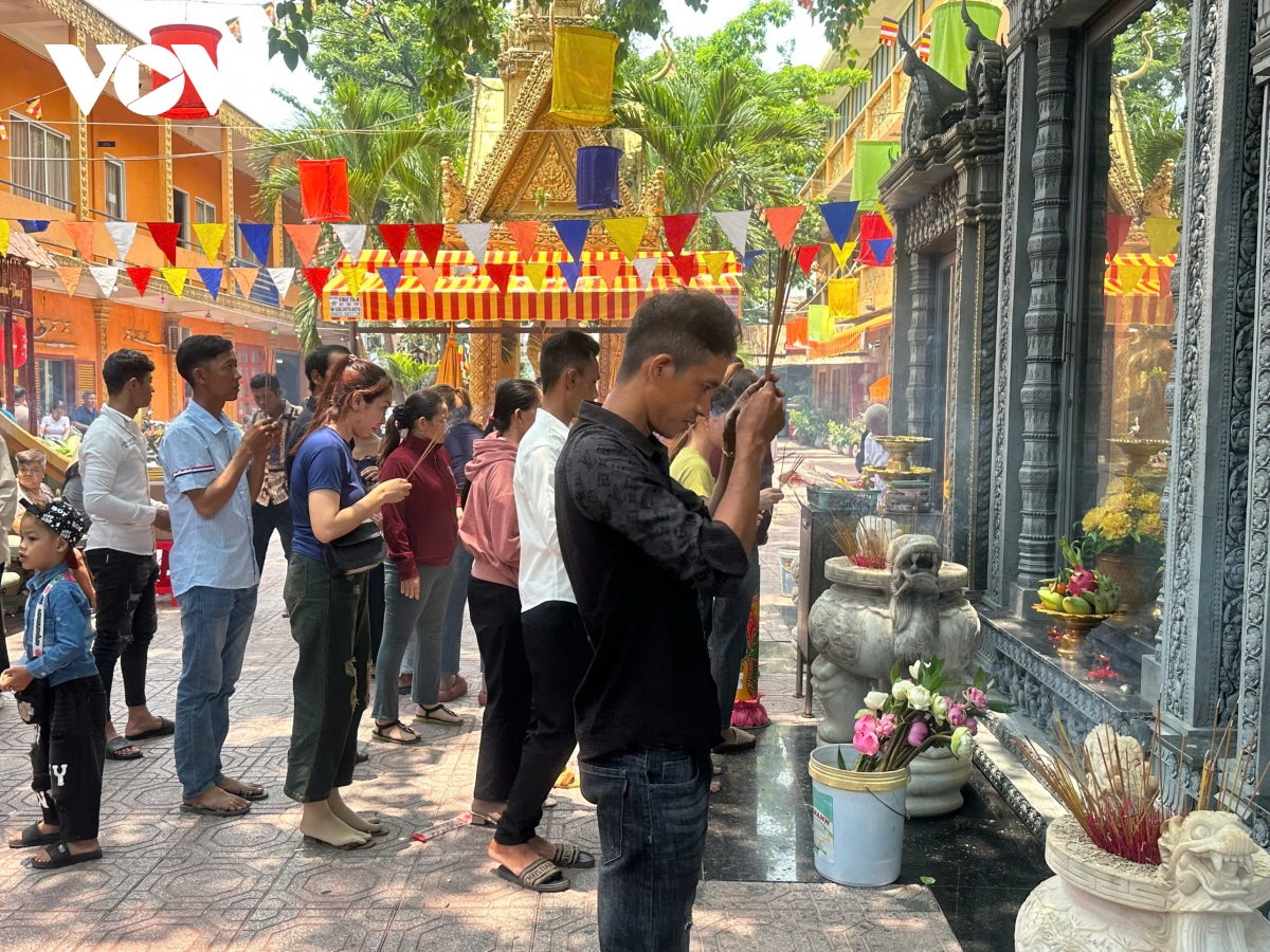 Dong bao khmer don tet chol chnam thmay giua long do thi hinh anh 4