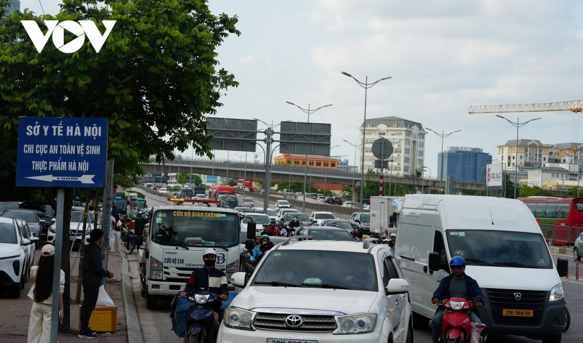 dong xe co noi duoi nhau roi thu do di nghi le 30 4, ap luc giao thong tang cao hinh anh 8