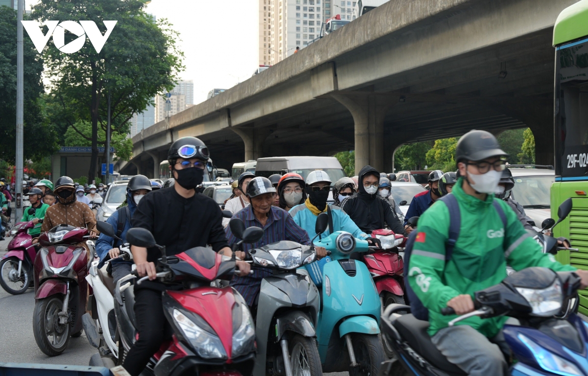 dong xe co noi duoi nhau roi thu do di nghi le 30 4, ap luc giao thong tang cao hinh anh 6