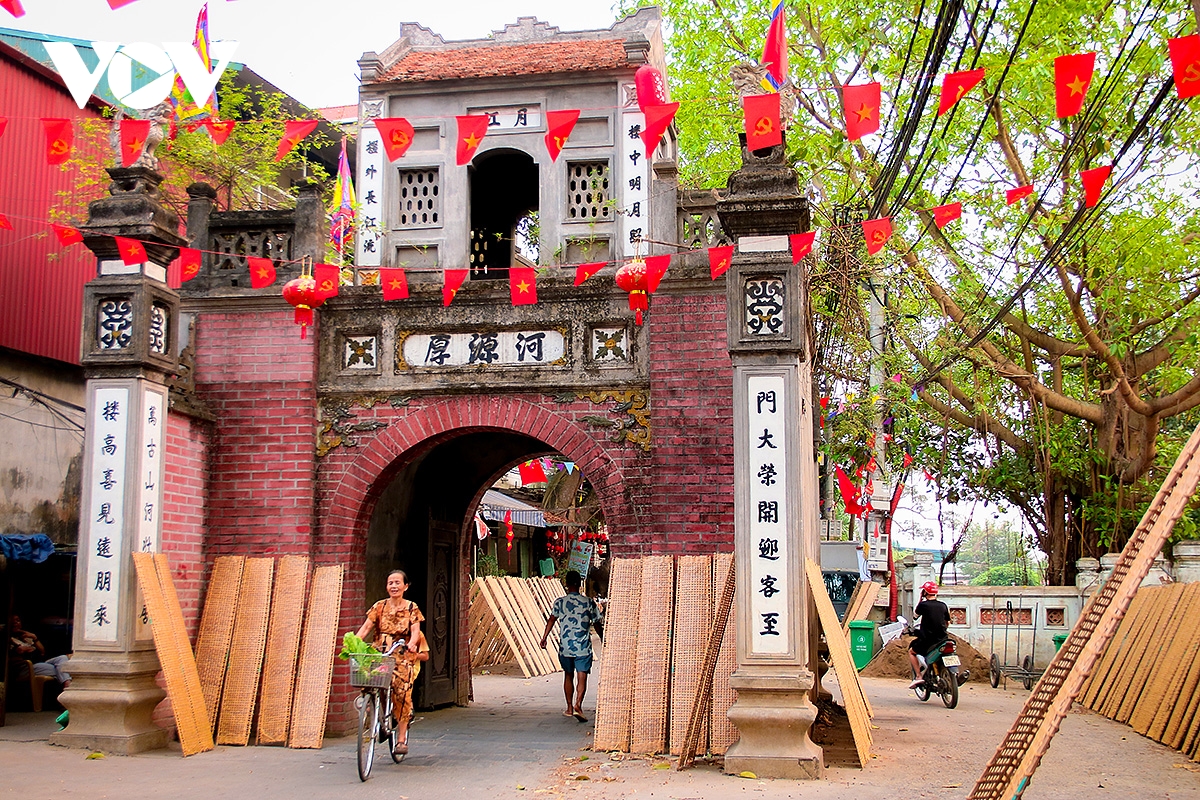 lang nghe banh da tho ha dep dung di, ruc ro trong ngay nang hinh anh 1