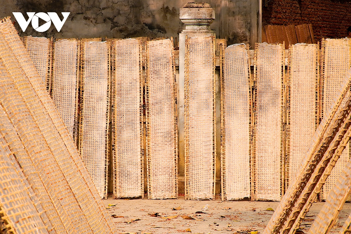 lang nghe banh da tho ha dep dung di, ruc ro trong ngay nang hinh anh 12