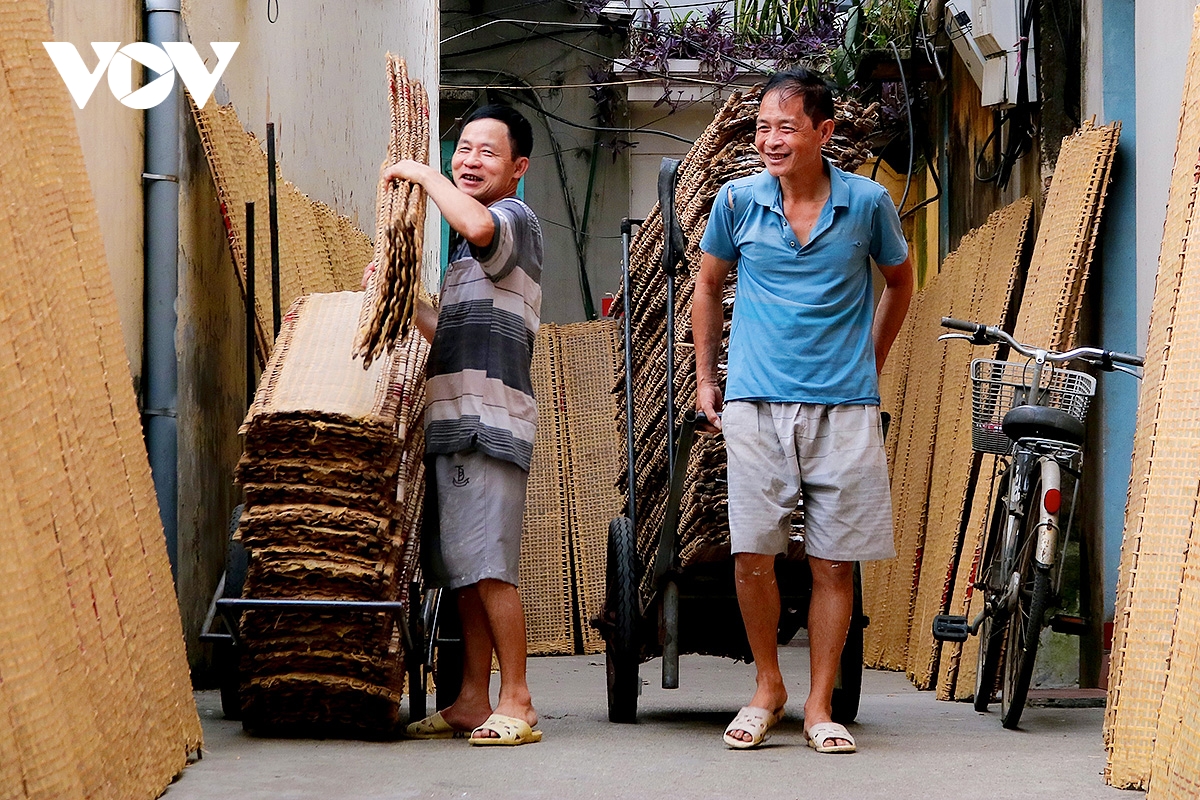lang nghe banh da tho ha dep dung di, ruc ro trong ngay nang hinh anh 13