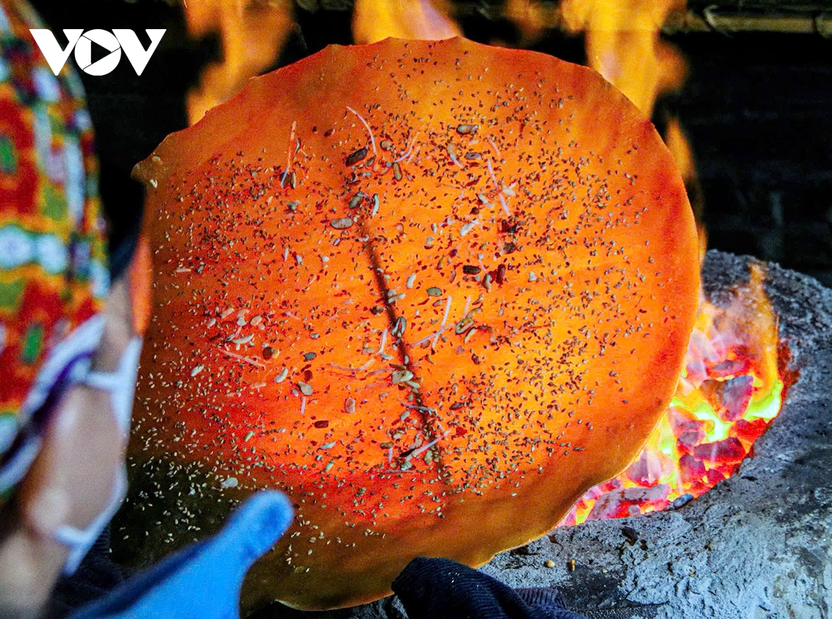 lang nghe banh da tho ha dep dung di, ruc ro trong ngay nang hinh anh 15