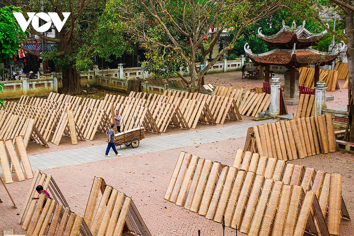 lang nghe banh da tho ha dep dung di, ruc ro trong ngay nang hinh anh 22