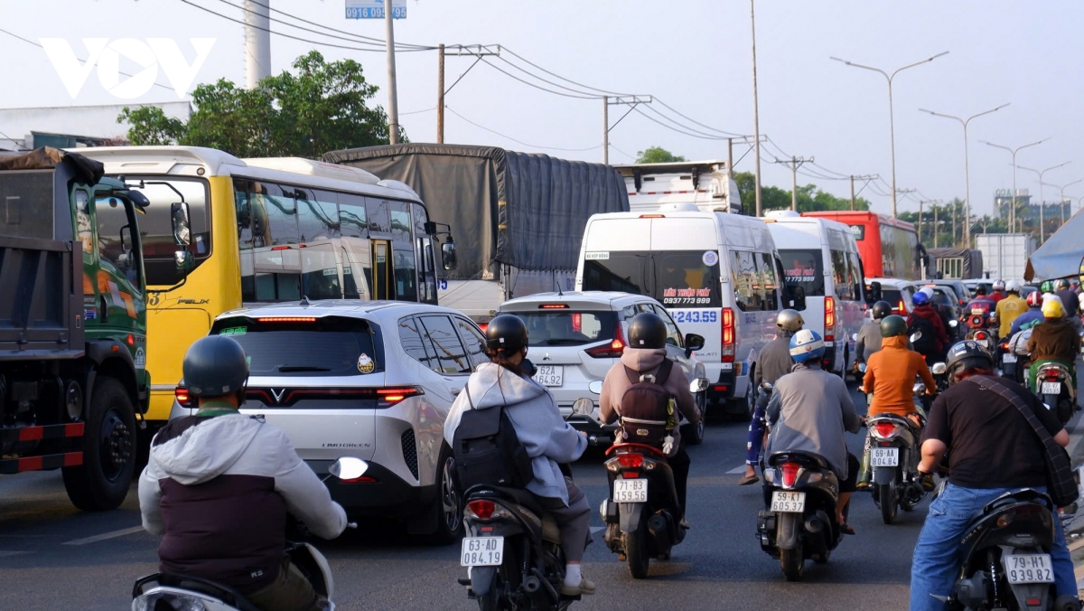 tp.hcm cua ngo dong duc, san bay dan tang nhiet trong ngay dau nghi le hinh anh 3
