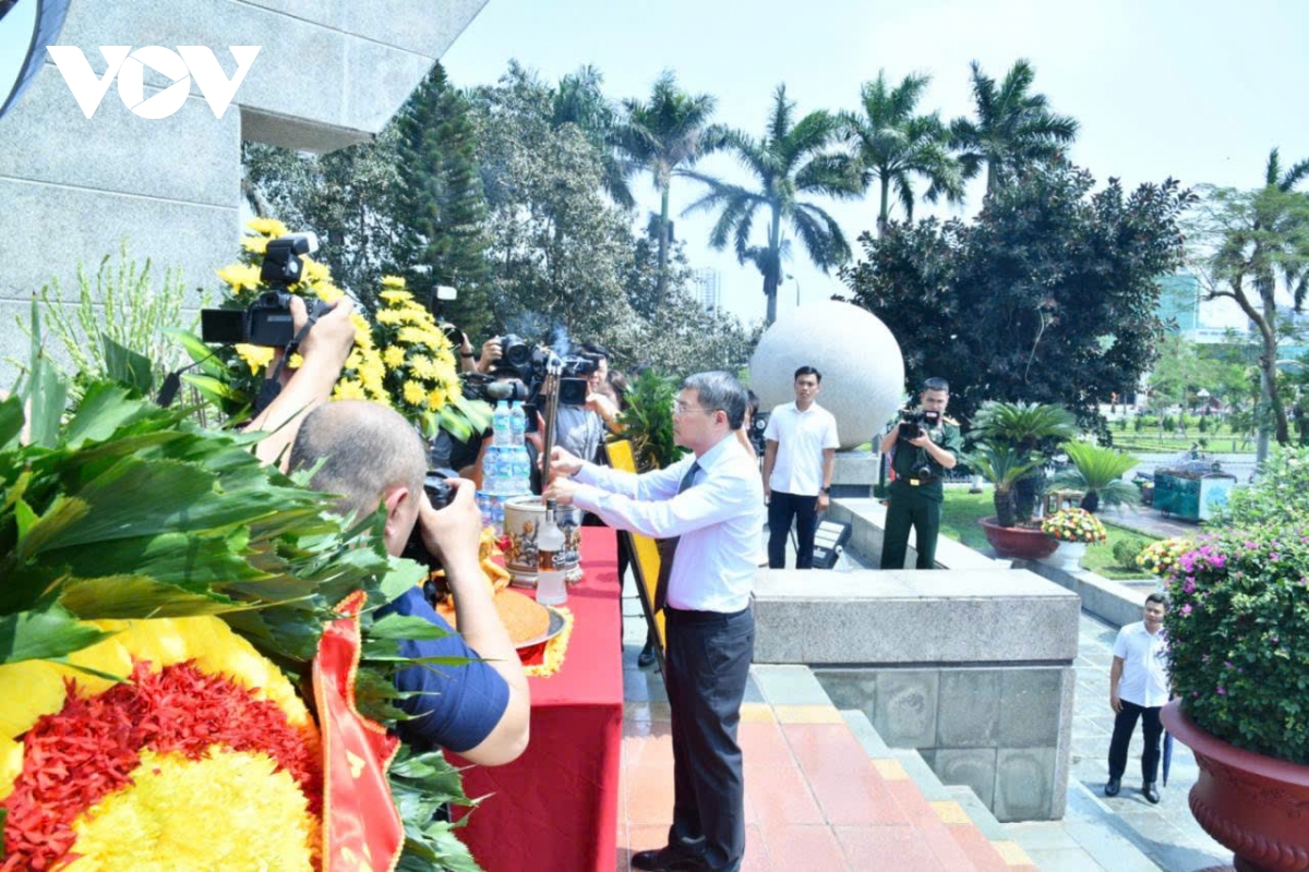 Thủ tướng Lê Minh Hưng dâng hương, tặng quà tại thành phố Hải Phòng