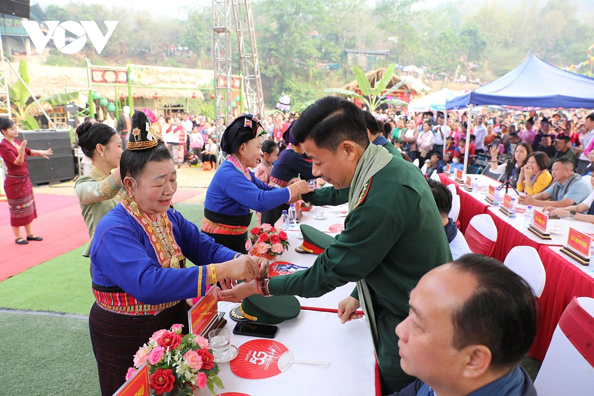 ron rang tet te nuoc bun huot nam cua nguoi lao o tinh Dien bien hinh anh 4