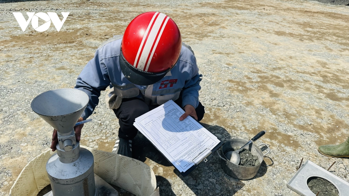 xuyen le tren cong truong cao toc mien tay hinh anh 2