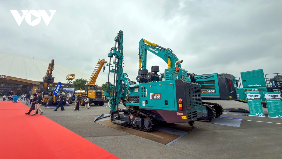 17 quoc gia tham du trien lam cong nghe khai khoang va xay dung tai viet nam hinh anh 1